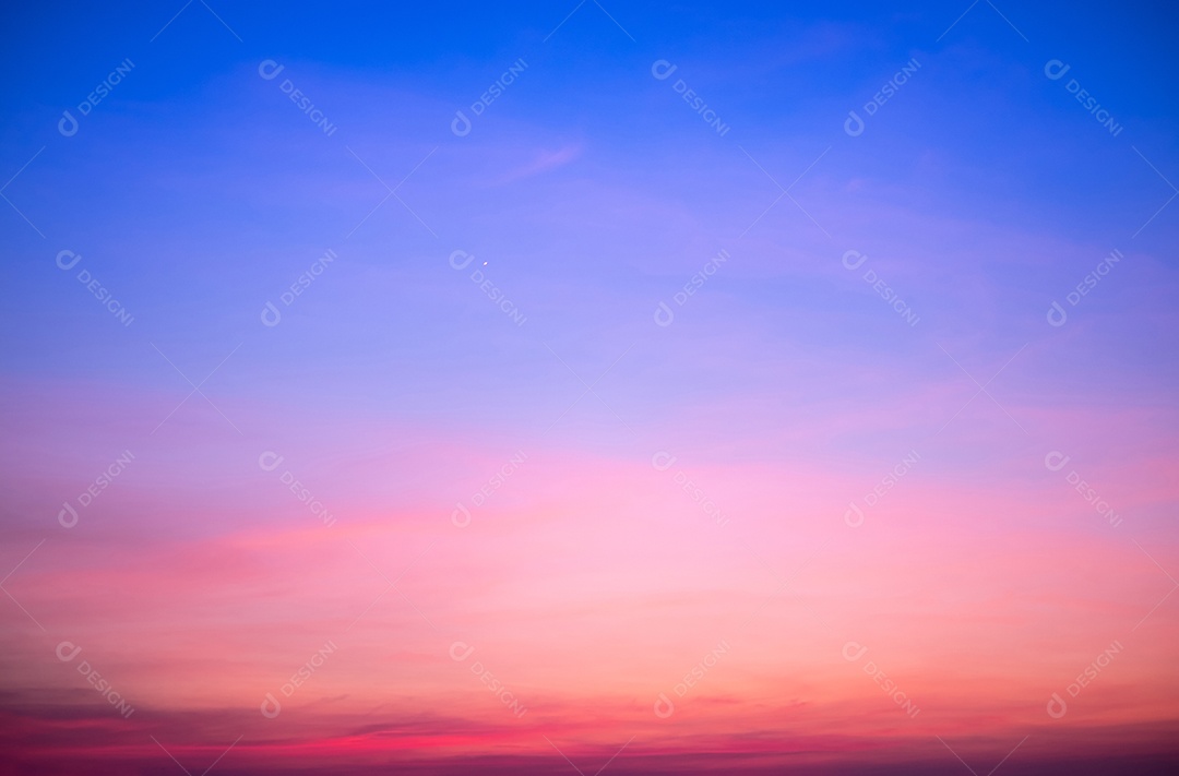 lindas nuvens gradientes de cor laranja e ranibow e luz do sol no céu azul perfeito para o fundo, pegue a noite, Crepúsculo