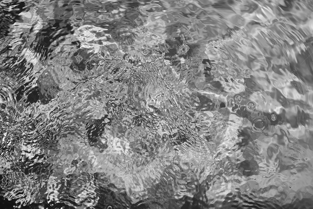 Textura de superfície de água calma e transparente turva de cor preta com salpicos e bolhas. Fundo de natureza abstrata na moda. Ondas de água na luz solar. fundo de água