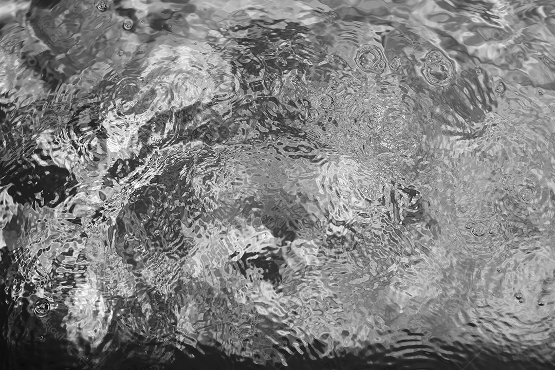 Textura de superfície de água calma e transparente turva de cor preta com salpicos e bolhas. Fundo de natureza abstrata na moda. Ondas de água na luz solar. fundo de água