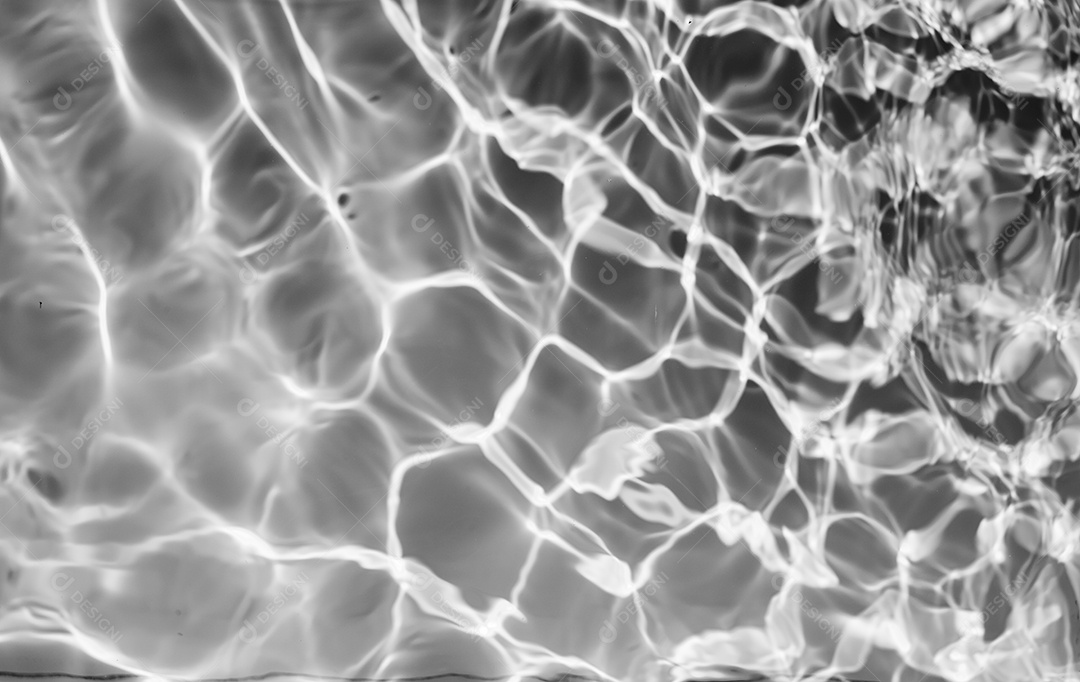 Textura de superfície de água calma e transparente turva de cor preta com salpicos e bolhas. Fundo de natureza abstrata na moda. Ondas de água na luz solar. fundo de água