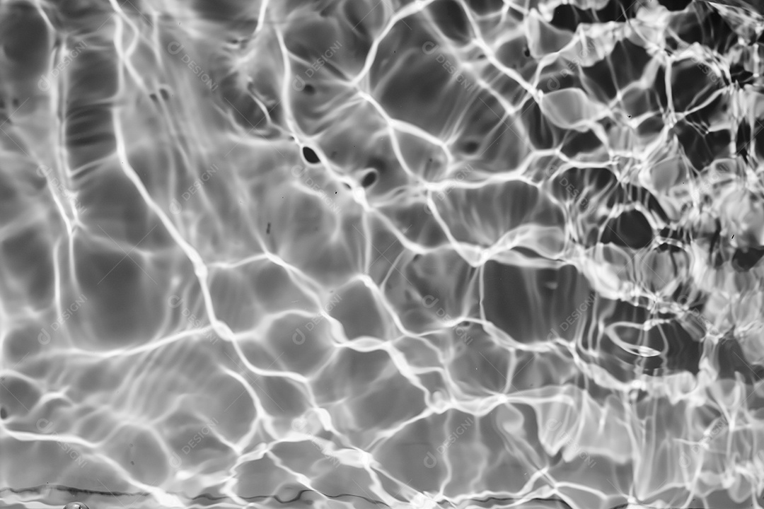 Textura de superfície de água calma e transparente turva de cor preta com salpicos e bolhas. Fundo de natureza abstrata na moda. Ondas de água na luz solar. fundo de água