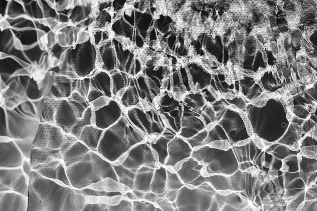 Textura de superfície de água calma e transparente turva de cor preta com salpicos e bolhas. Fundo de natureza abstrata na moda. Ondas de água na luz solar. fundo de água