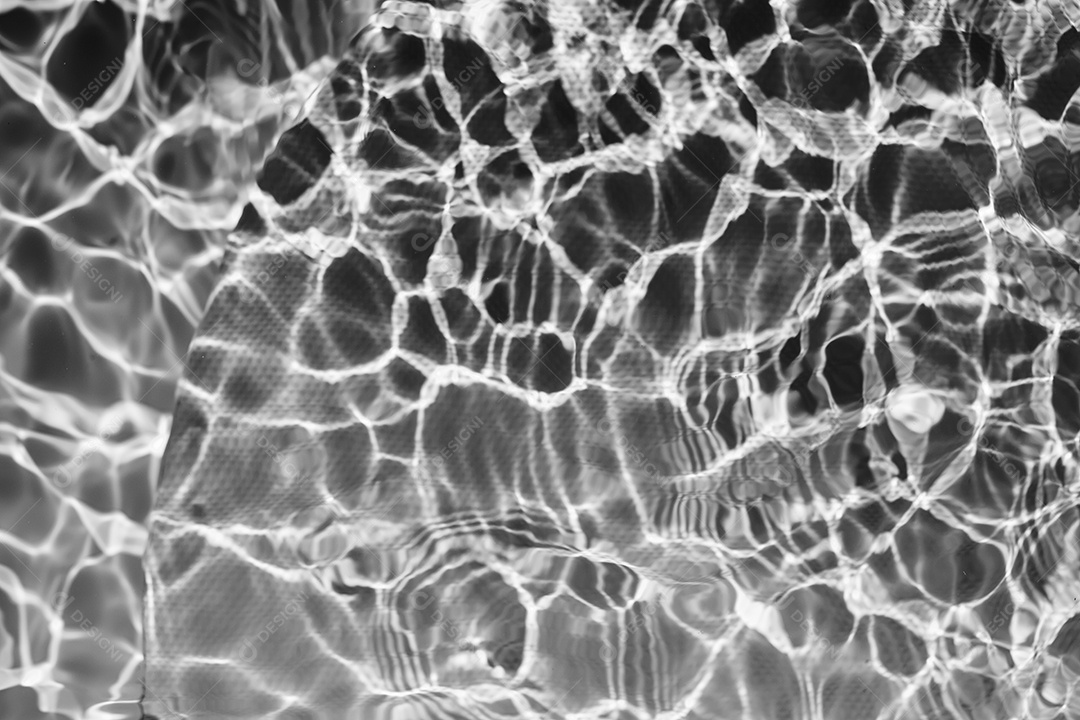 Textura de superfície de água calma e transparente turva de cor preta com salpicos e bolhas. Fundo de natureza abstrata na moda. Ondas de água na luz solar. fundo de água