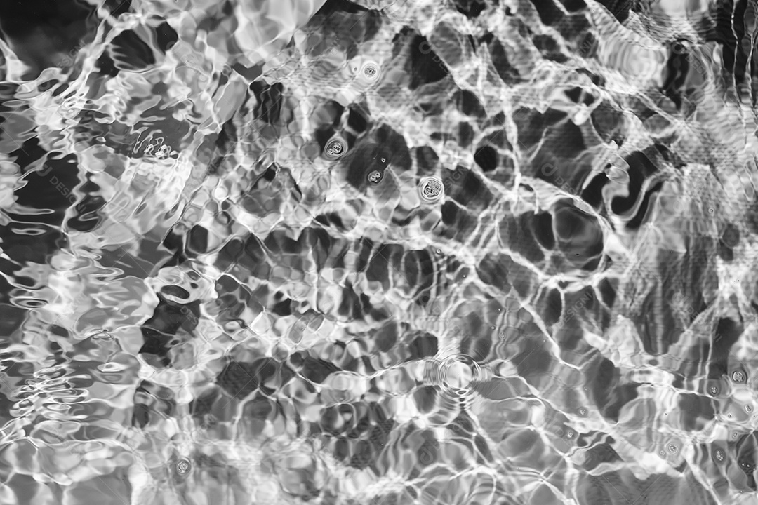 Textura de superfície de água calma e transparente turva de cor preta com salpicos e bolhas. Fundo de natureza abstrata na moda. Ondas de água na luz solar. fundo de água