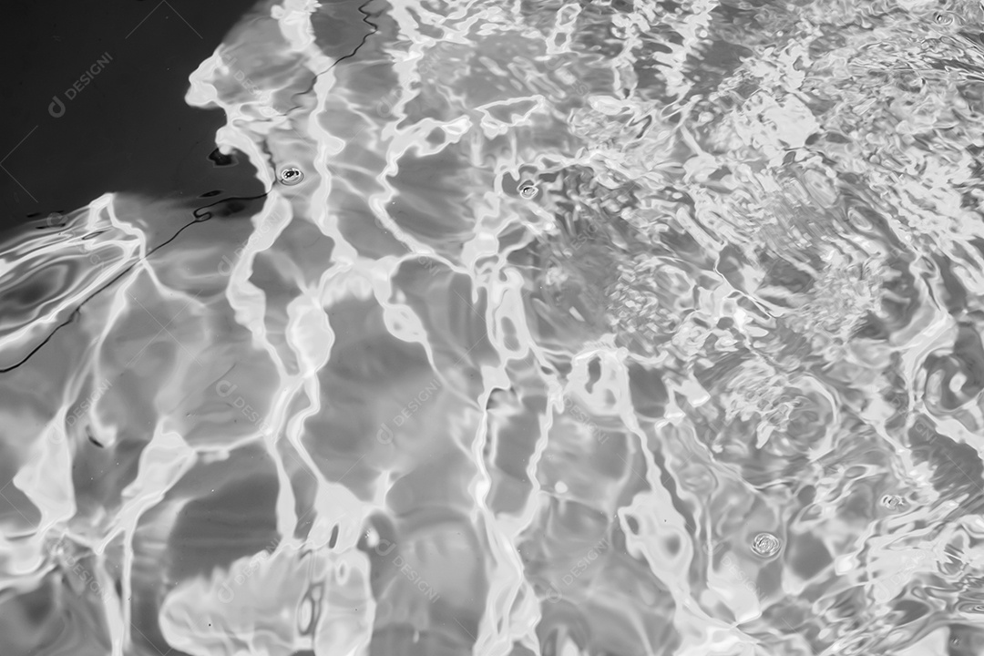 Textura de superfície de água calma e transparente turva de cor preta com salpicos e bolhas. Fundo de natureza abstrata na moda. Ondas de água na luz solar. fundo de água