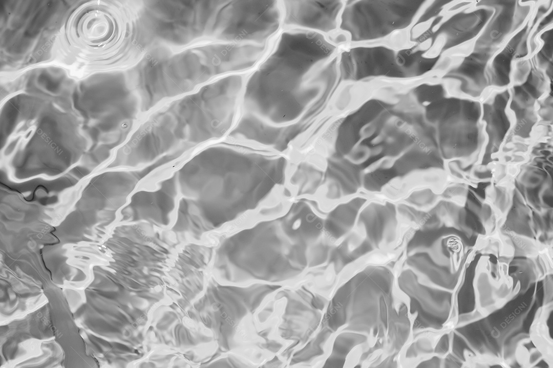 Textura de superfície de água calma e transparente turva de cor preta com salpicos e bolhas. Fundo de natureza abstrata na moda. Ondas de água na luz solar. fundo de água