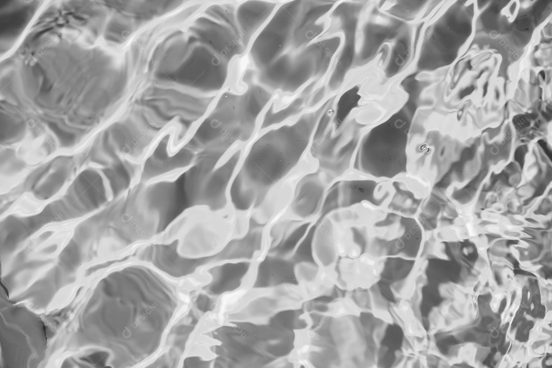 Textura de superfície de água calma e transparente turva de cor preta com salpicos e bolhas. Fundo de natureza abstrata na moda. Ondas de água na luz solar. fundo de água