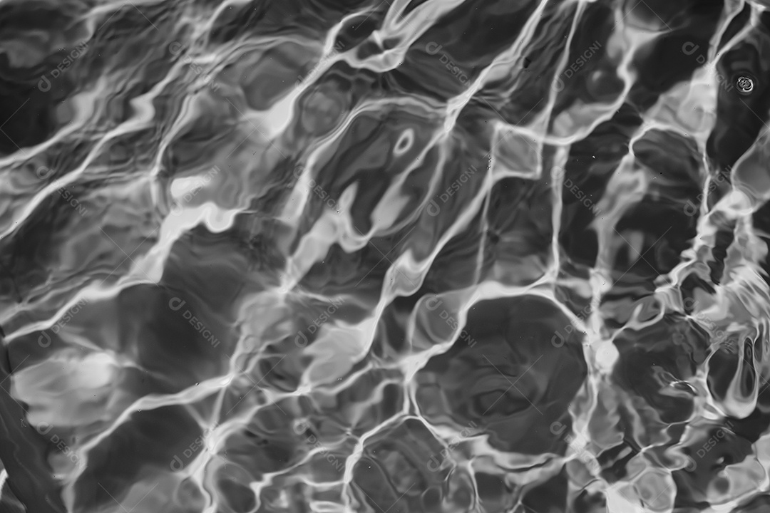 Textura de superfície de água calma e transparente turva de cor preta com salpicos e bolhas. Fundo de natureza abstrata na moda. Ondas de água na luz solar. fundo de água