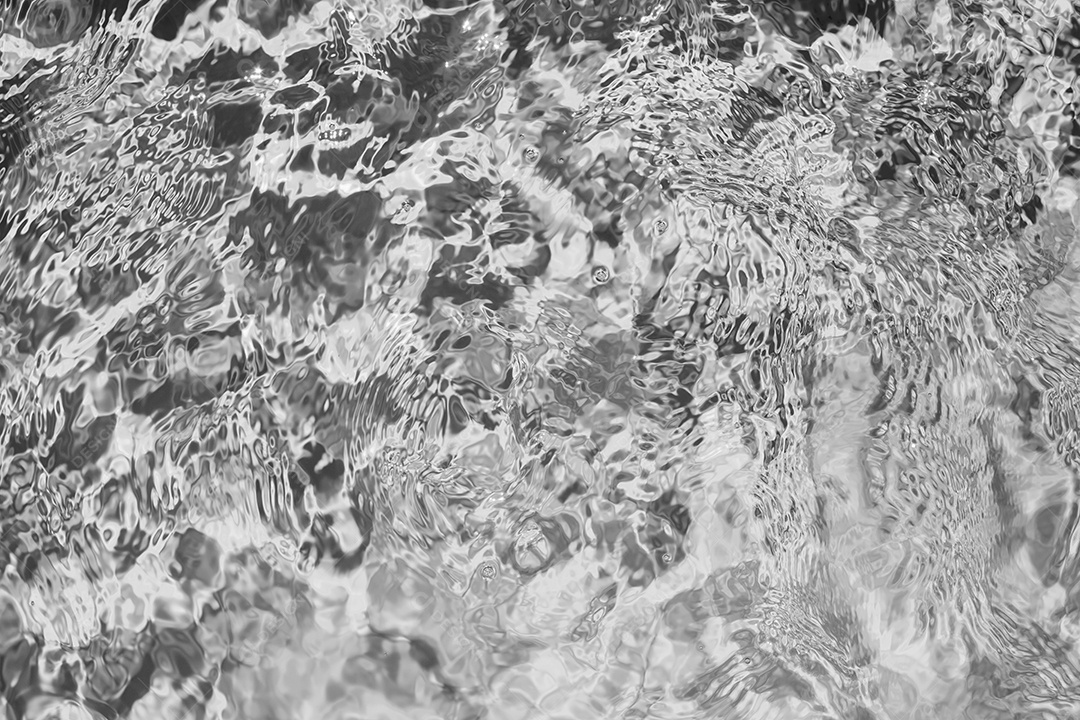 Textura de superfície de água calma e transparente turva de cor preta com salpicos e bolhas. Fundo de natureza abstrata na moda. Ondas de água na luz solar. fundo de água