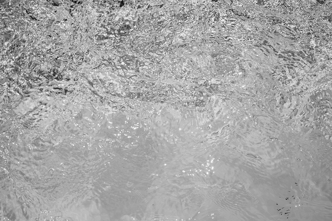 Textura de superfície de água calma e transparente turva de cor preta com salpicos e bolhas. Fundo de natureza abstrata na moda. Ondas de água na luz solar. fundo de água