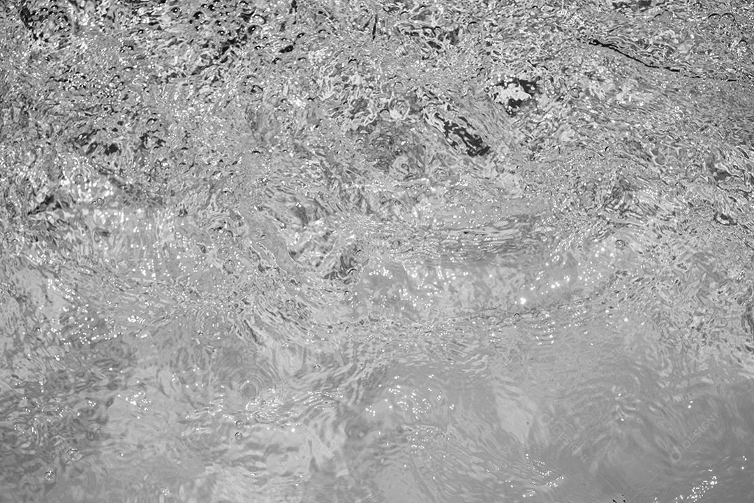 Textura de superfície de água calma e transparente turva de cor preta com salpicos e bolhas. Fundo de natureza abstrata na moda. Ondas de água na luz solar. fundo de água