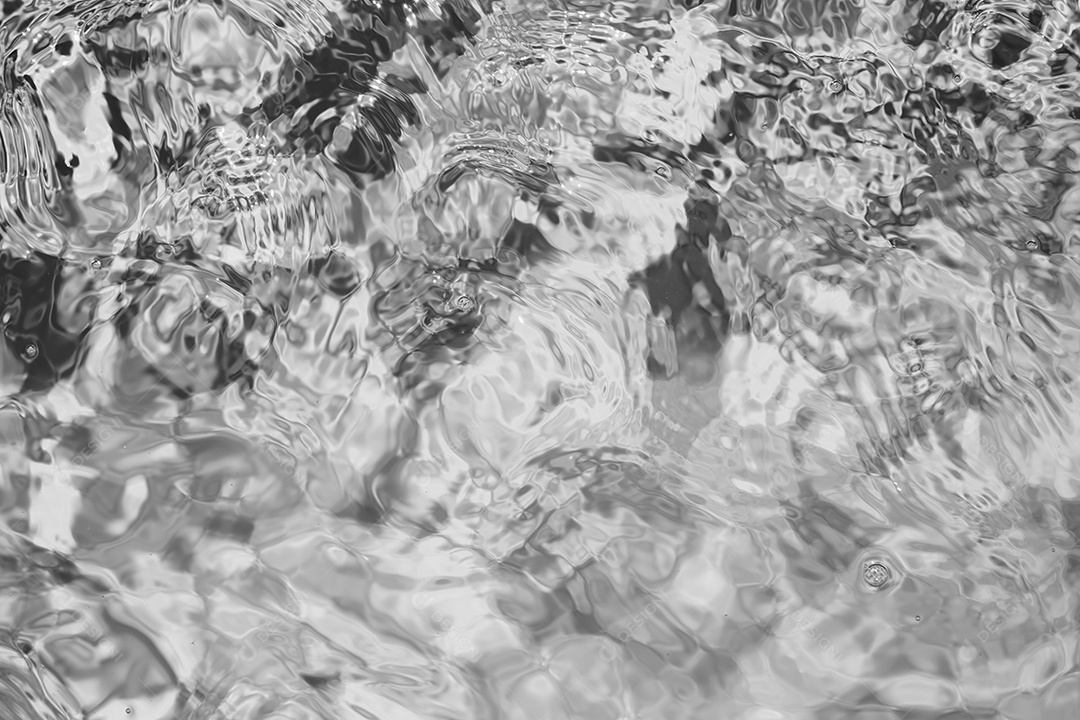 Textura de superfície de água calma e transparente turva de cor preta com salpicos e bolhas. Fundo de natureza abstrata na moda. Ondas de água na luz solar. fundo de água