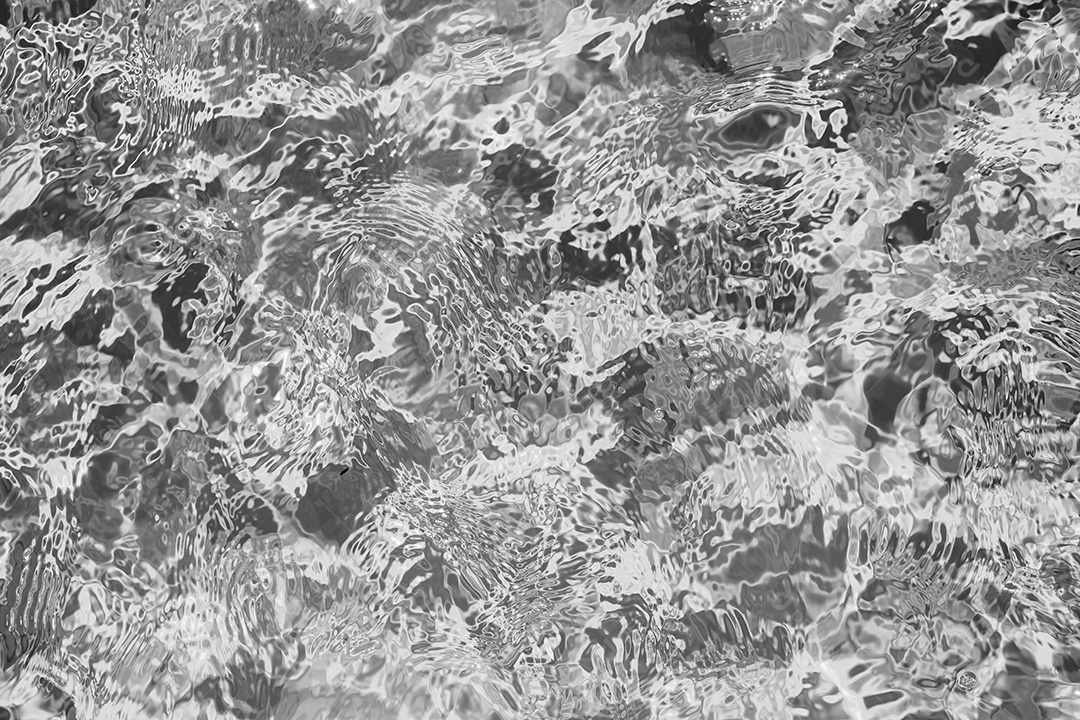 Textura de superfície de água calma e transparente turva de cor preta com salpicos e bolhas. Fundo de natureza abstrata na moda. Ondas de água na luz solar. fundo de água