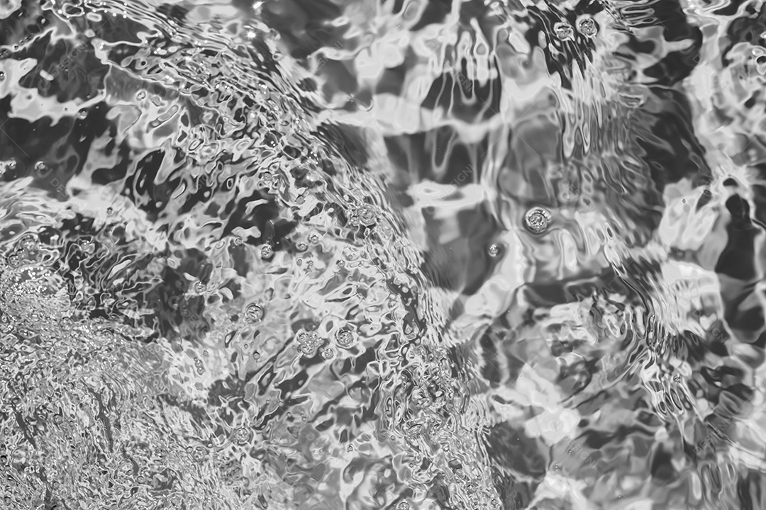 Textura de superfície de água calma e transparente turva de cor preta com salpicos e bolhas. Fundo de natureza abstrata na moda. Ondas de água na luz solar. fundo de água