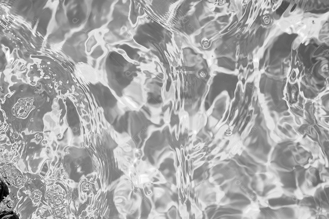 Textura de superfície de água calma e transparente turva de cor preta com salpicos e bolhas. Fundo de natureza abstrata na moda. Ondas de água na luz solar. fundo de água