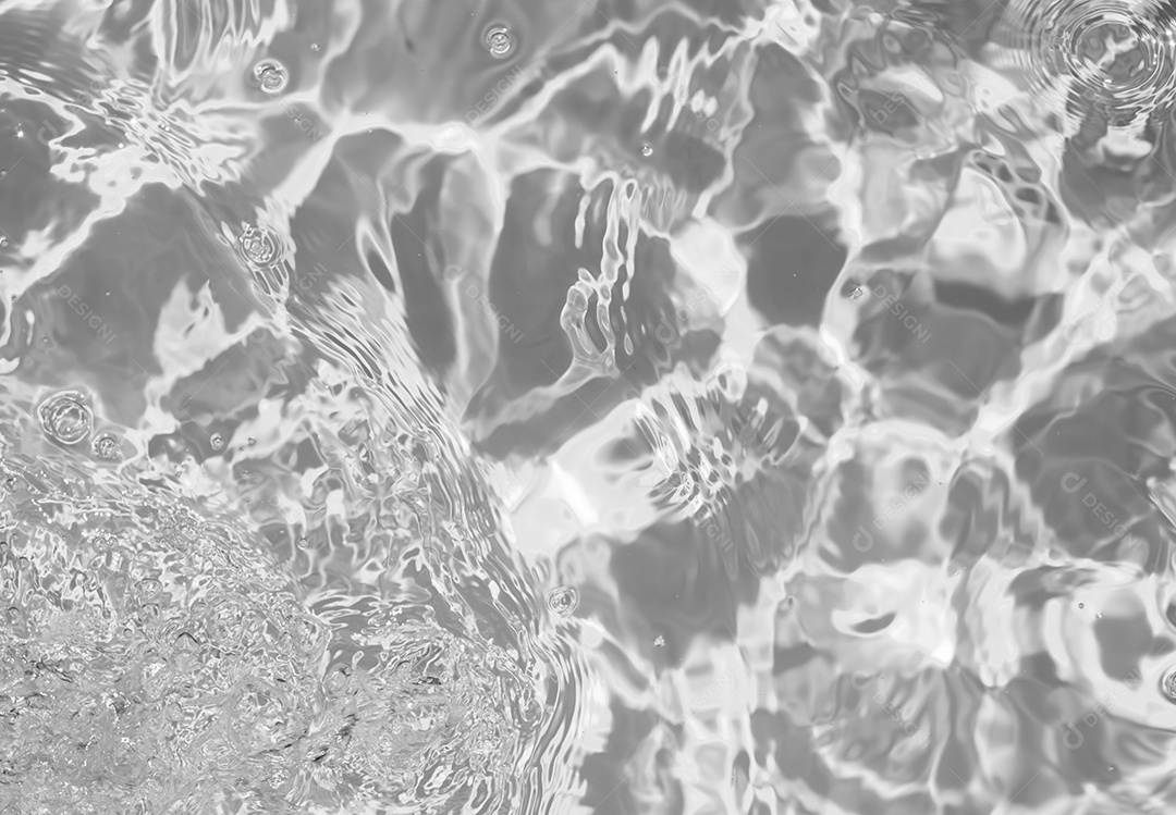 Textura de superfície de água calma e transparente turva de cor preta com salpicos e bolhas. Fundo de natureza abstrata na moda. Ondas de água na luz solar. fundo de água