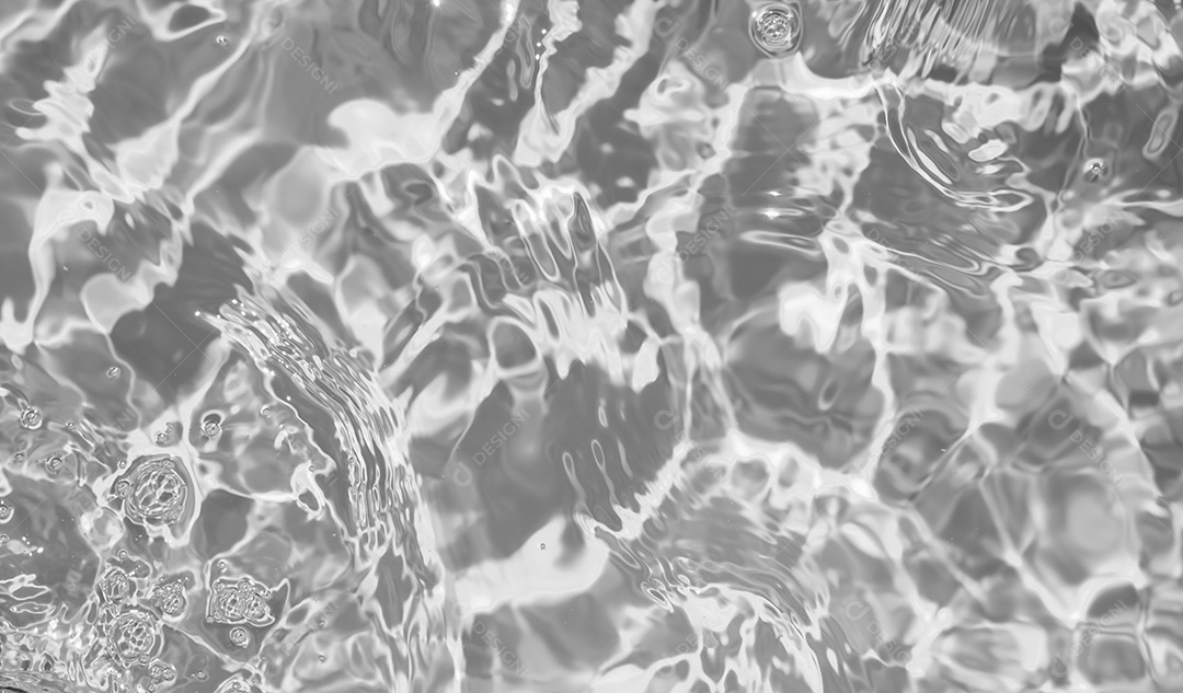 Textura de superfície de água calma e transparente turva de cor preta com salpicos e bolhas. Fundo de natureza abstrata na moda. Ondas de água na luz solar. fundo de água