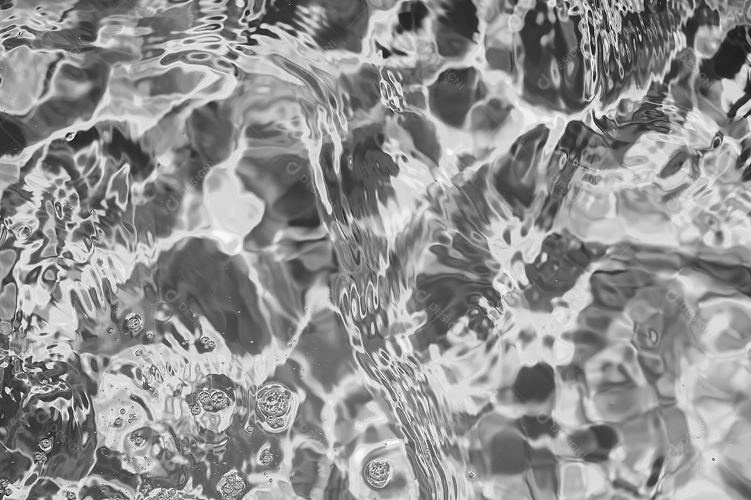 Textura de superfície de água calma e transparente turva de cor preta com salpicos e bolhas. Fundo de natureza abstrata na moda. Ondas de água na luz solar. fundo de água