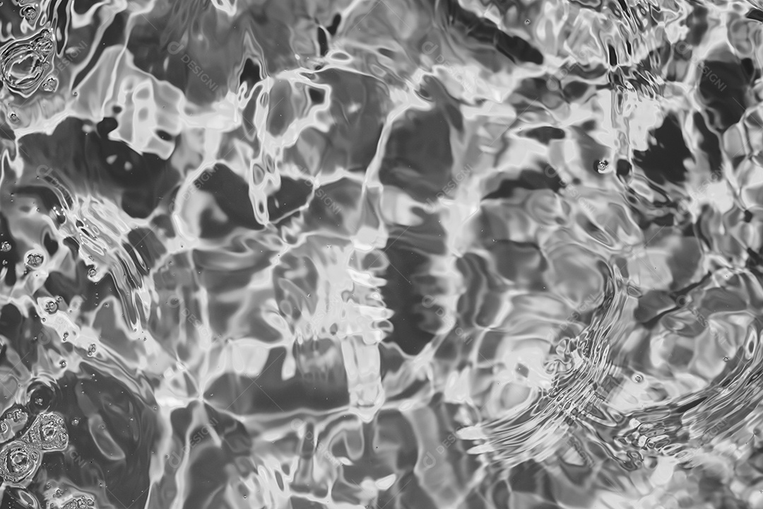 Textura de superfície de água calma e transparente turva de cor preta com salpicos e bolhas. Fundo de natureza abstrata na moda. Ondas de água na luz solar. fundo de água