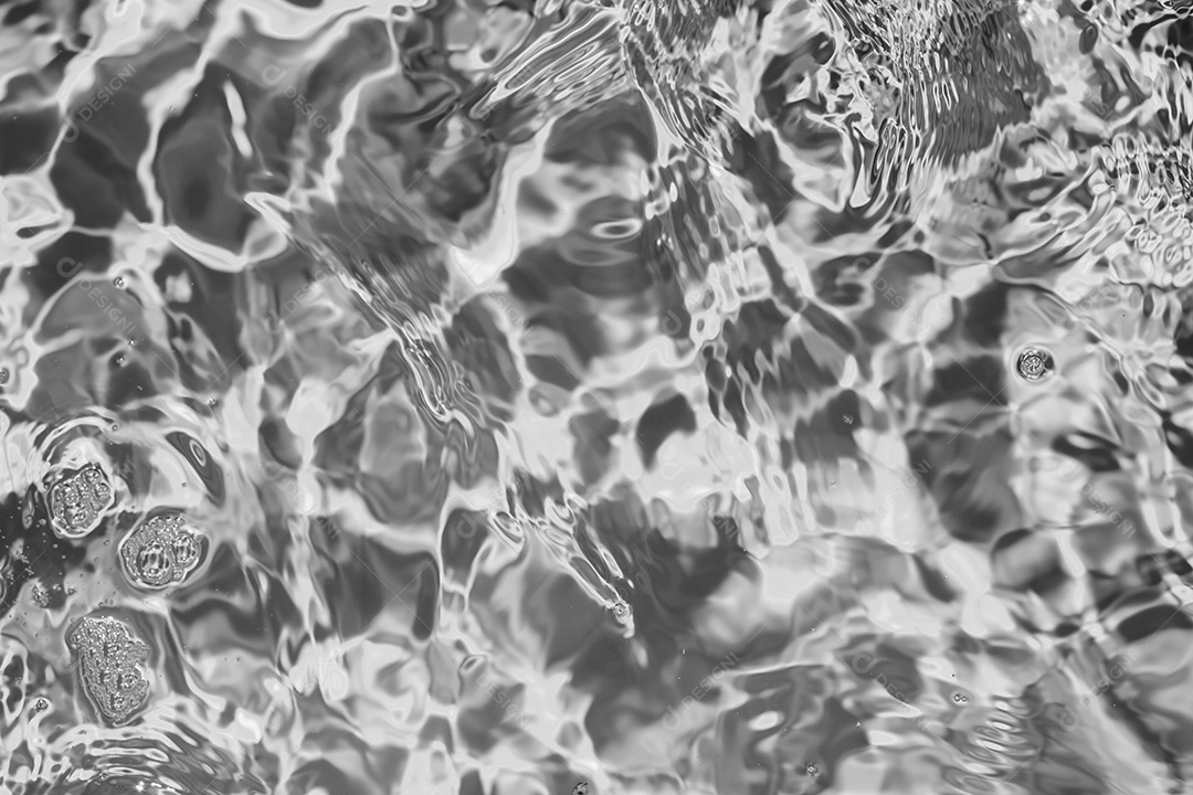 Textura de superfície de água calma e transparente turva de cor preta com salpicos e bolhas. Fundo de natureza abstrata na moda. Ondas de água na luz solar. fundo de água