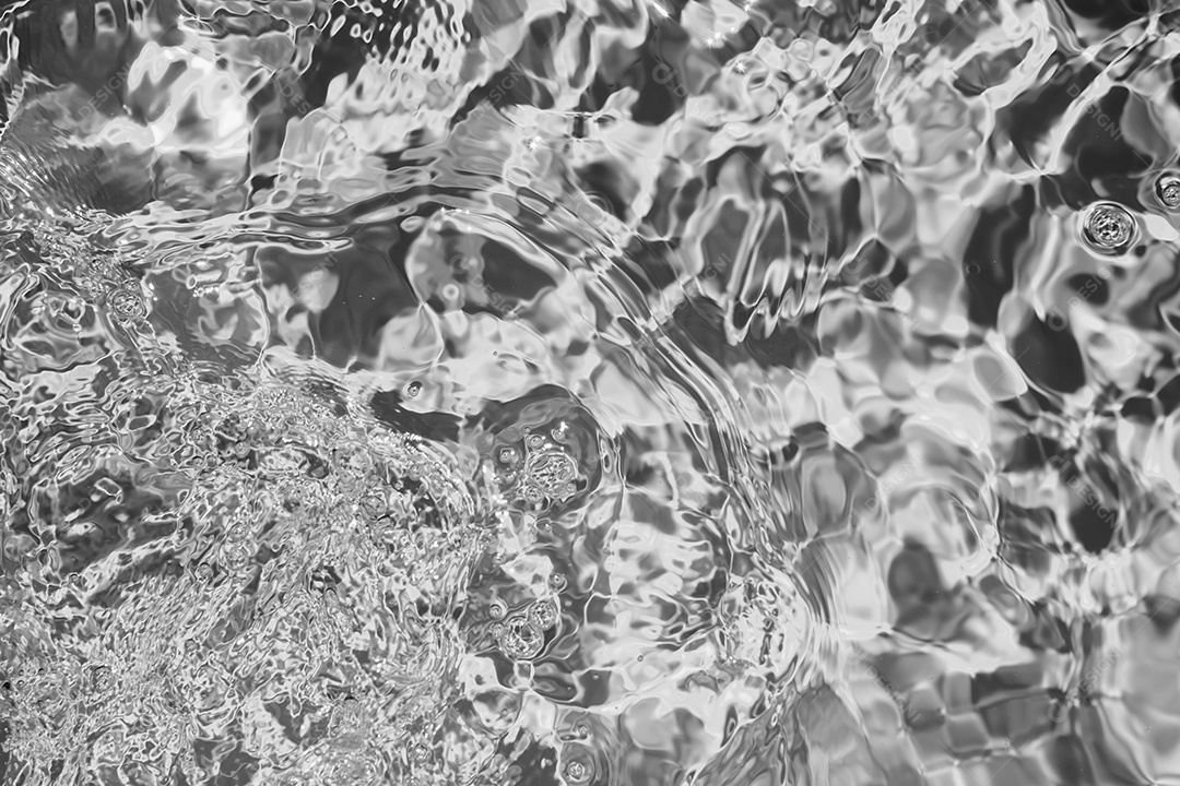 Textura de superfície de água calma e transparente turva de cor preta com salpicos e bolhas. Fundo de natureza abstrata na moda. Ondas de água na luz solar. fundo de água