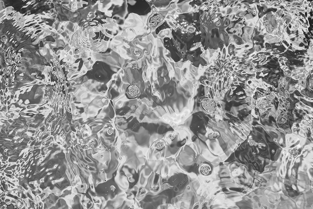 Textura de superfície de água calma e transparente turva de cor preta com salpicos e bolhas. Fundo de natureza abstrata na moda. Ondas de água na luz solar. fundo de água