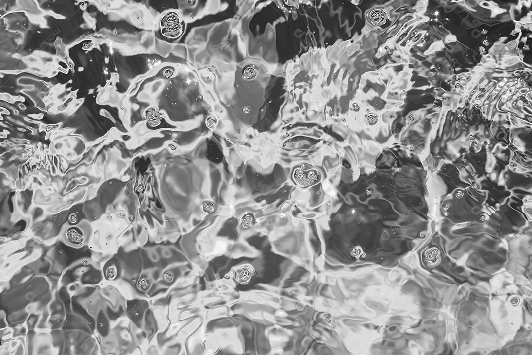 Textura de superfície de água calma e transparente turva de cor preta com salpicos e bolhas. Fundo de natureza abstrata na moda. Ondas de água na luz solar. fundo de água