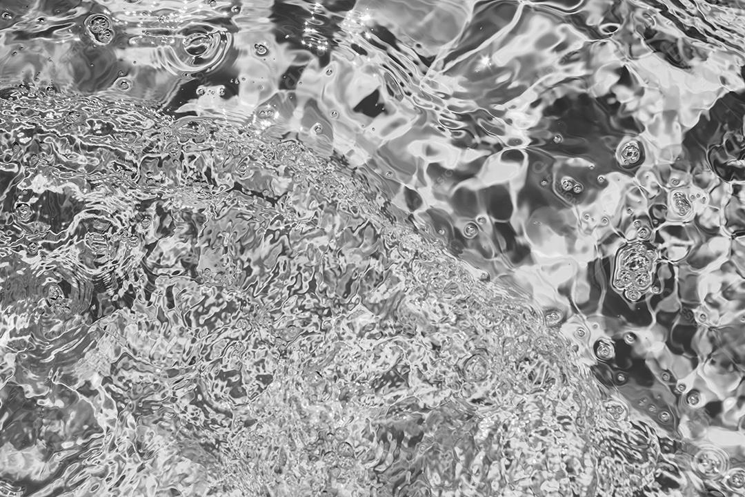 Textura de superfície de água calma e transparente turva de cor preta com salpicos e bolhas. Fundo de natureza abstrata na moda. Ondas de água na luz solar. fundo de água