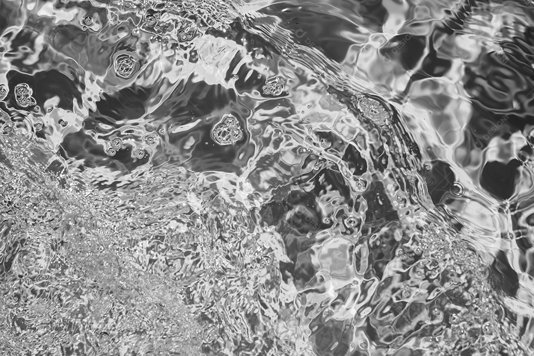 Textura de superfície de água calma e transparente turva de cor preta com salpicos e bolhas. Fundo de natureza abstrata na moda. Ondas de água na luz solar. fundo de água