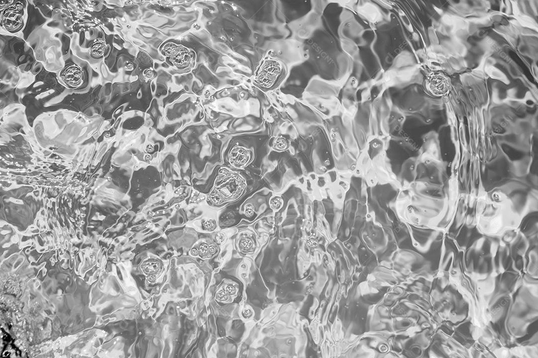 Textura de superfície de água calma e transparente turva de cor preta com salpicos e bolhas. Fundo de natureza abstrata na moda. Ondas de água na luz solar. fundo de água