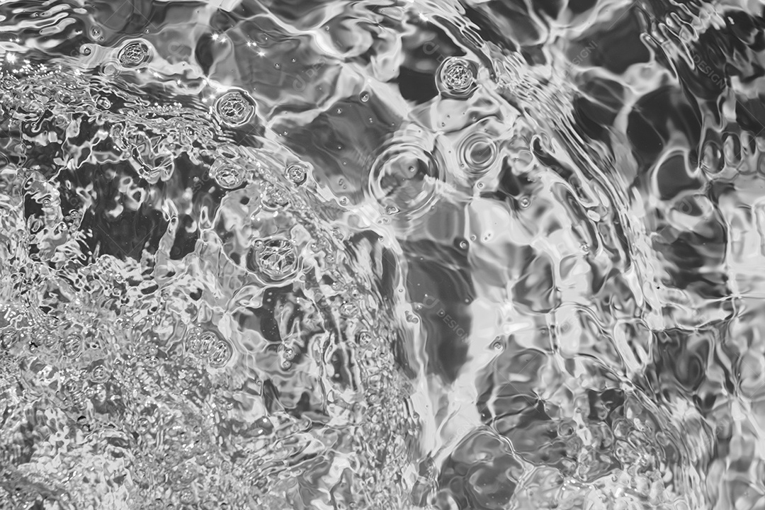 Textura de superfície de água calma e transparente turva de cor preta com salpicos e bolhas. Fundo de natureza abstrata na moda. Ondas de água na luz solar. fundo de água