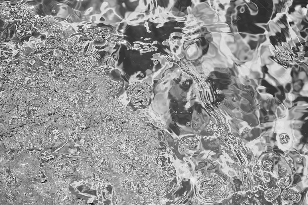 Textura de superfície de água calma e transparente turva de cor preta com salpicos e bolhas. Fundo de natureza abstrata na moda. Ondas de água na luz solar. fundo de água