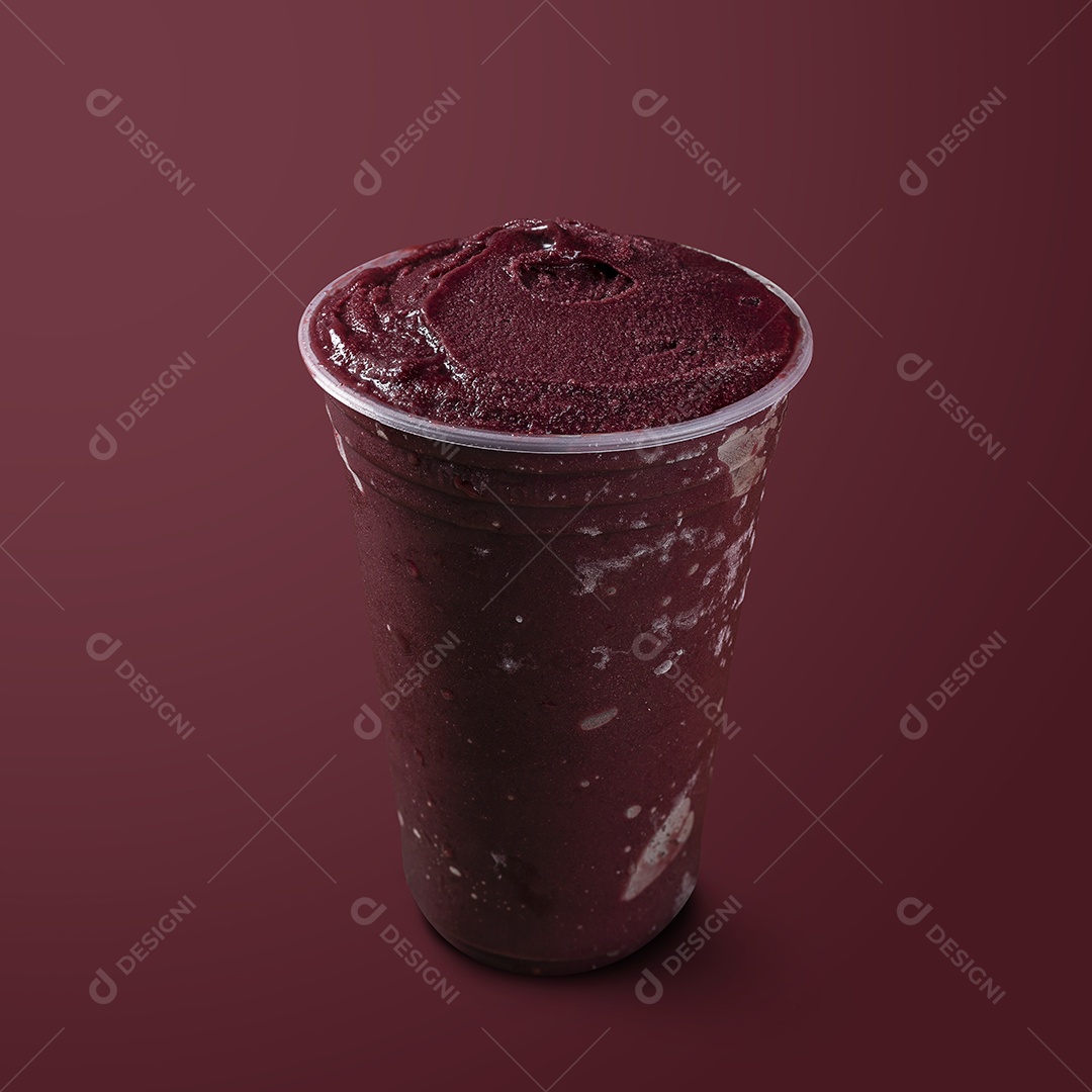 Açaí Berry Congelado. Isolado em fundo roxo