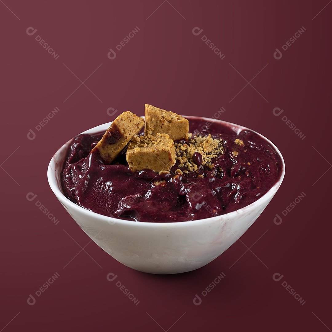 Açaí Berry Congelado com Paçoca. Isolado em fundo roxo