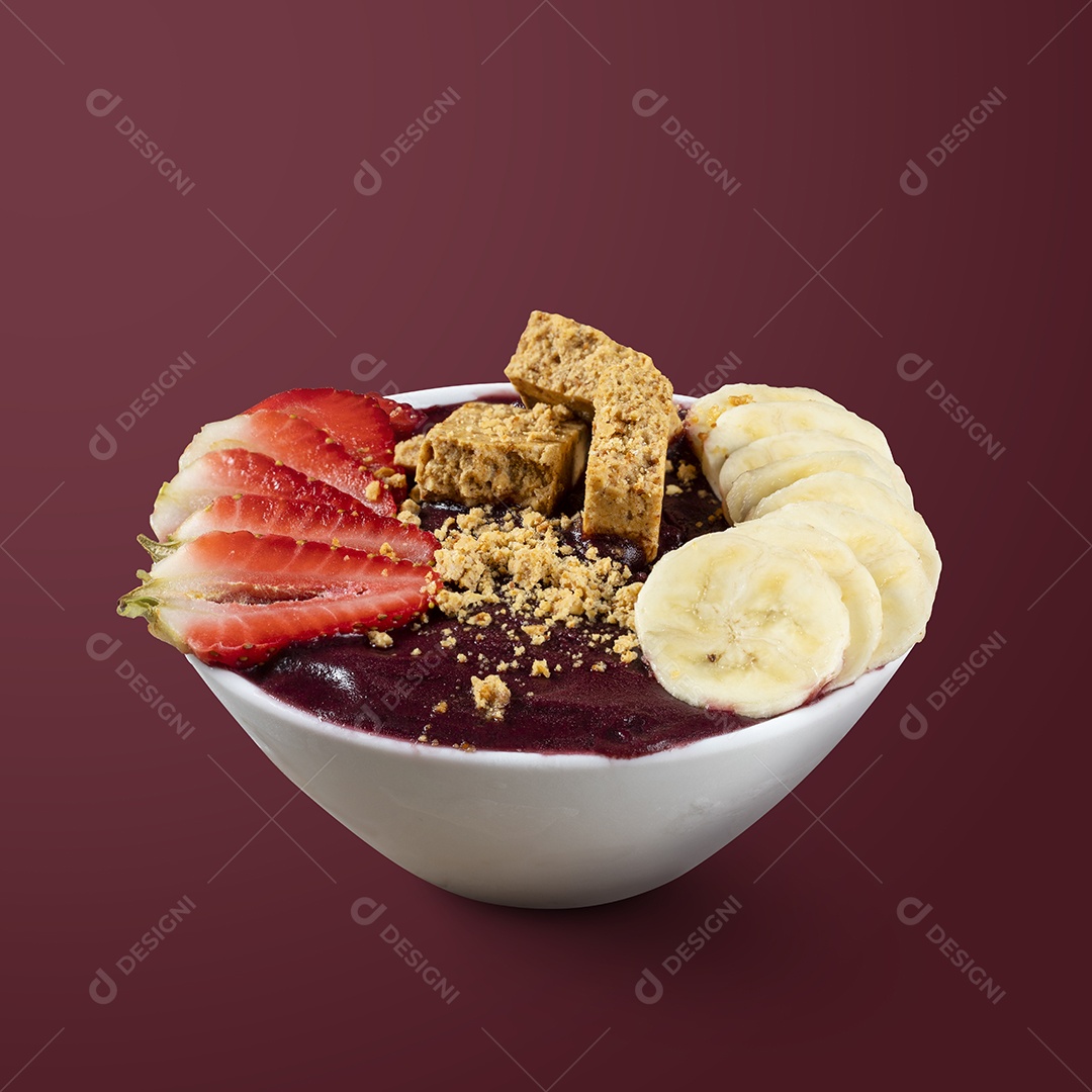 Frozen Açaí Berry com Banana Morango e Pacoca. Isolado no fundo roxo.