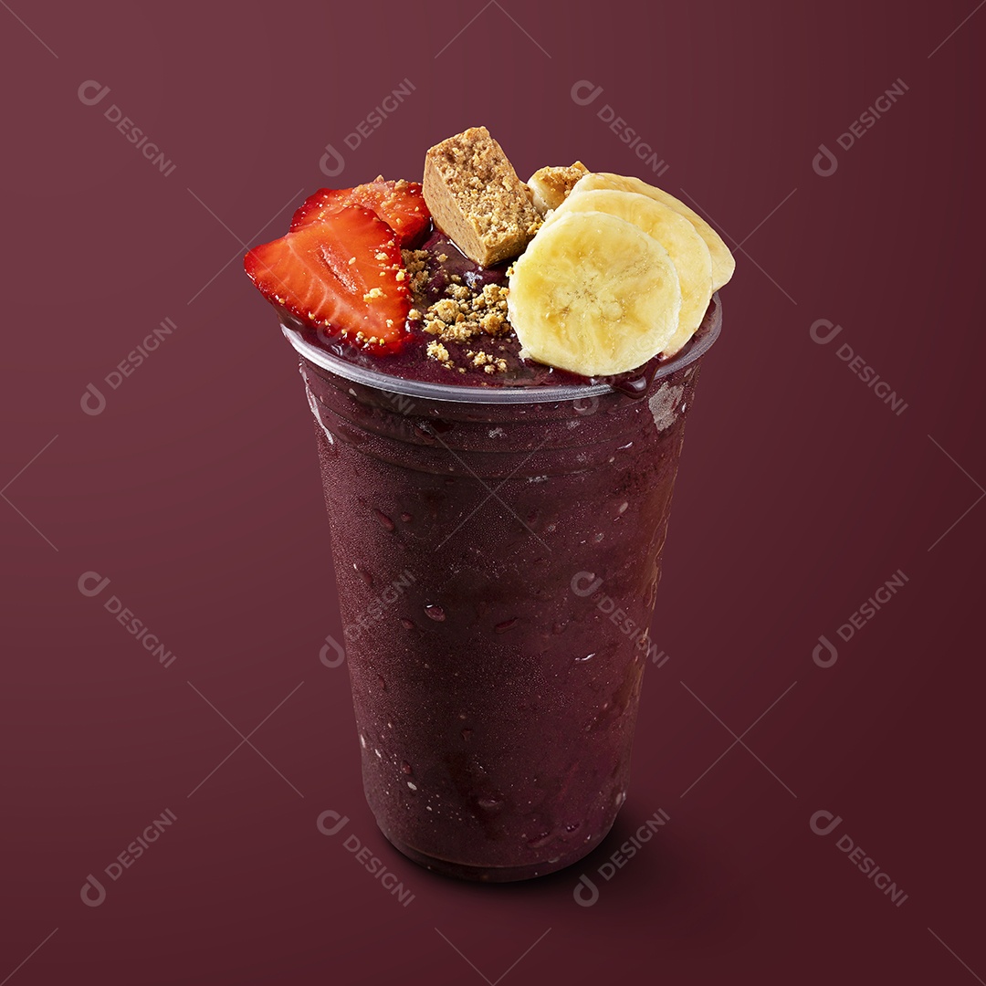 Frozen Açaí Berry com Banana Morango e Pacoca. Isolado no fundo roxo.