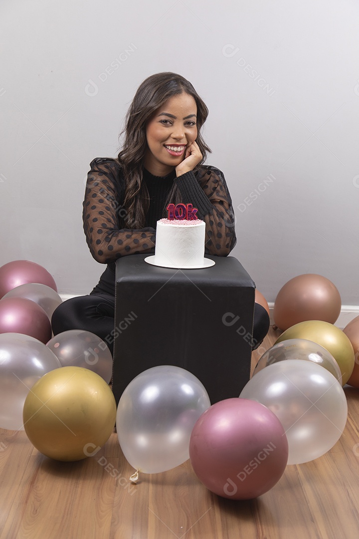 Linda mulher jovem garota aniversariante