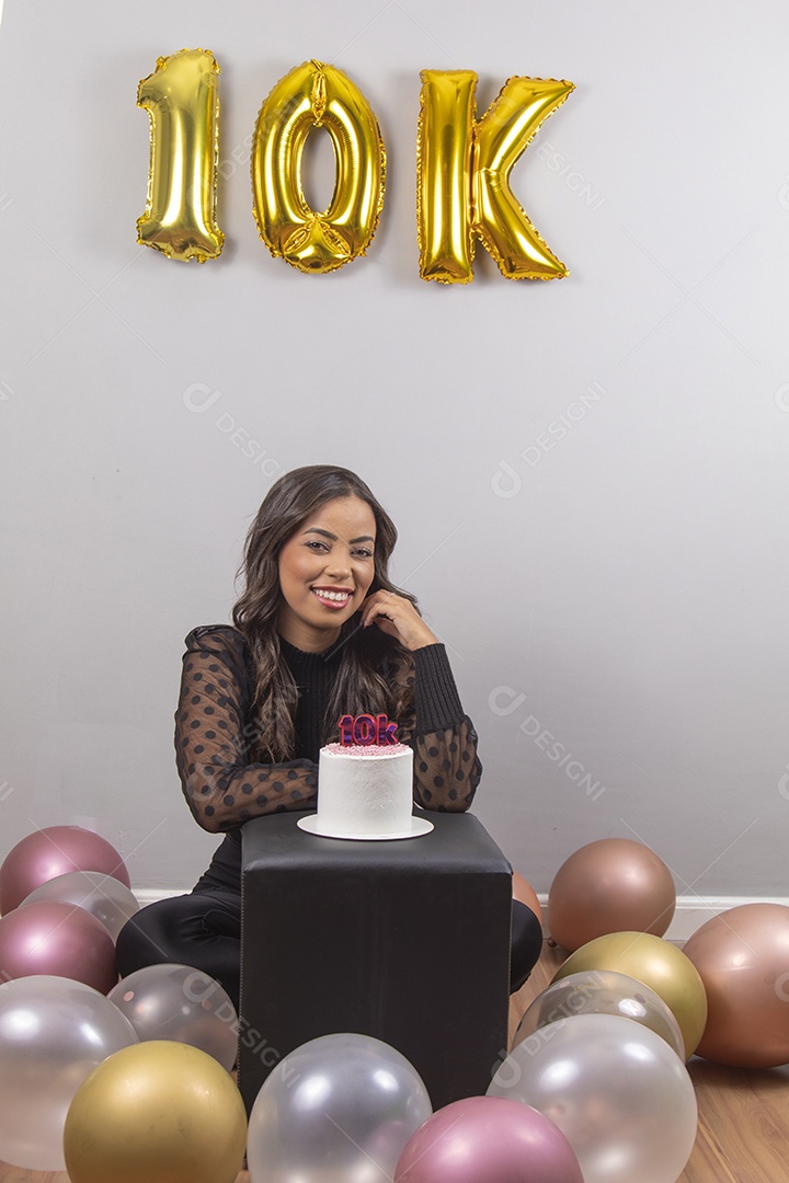 Linda mulher jovem garota aniversariante