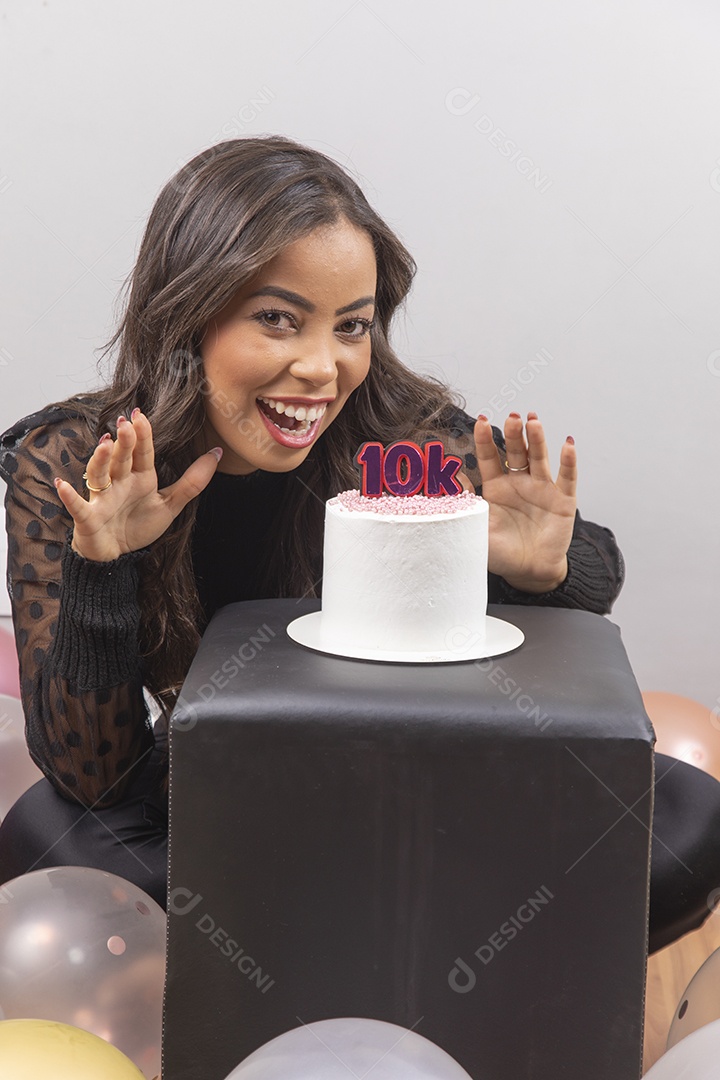 Linda mulher jovem garota aniversariante