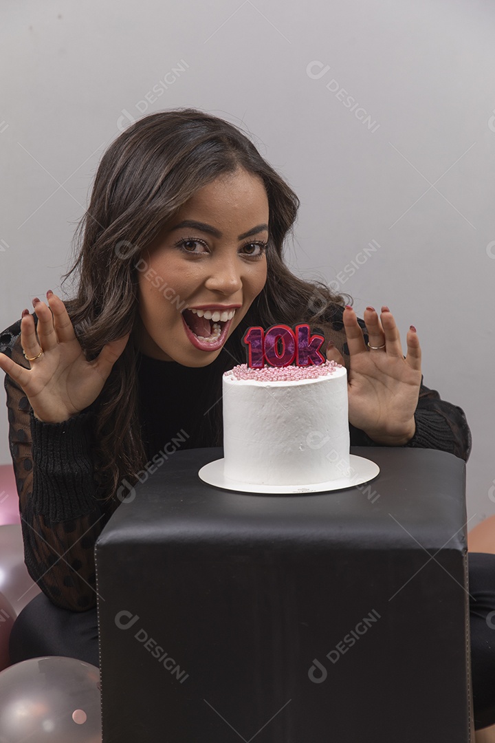 Linda mulher jovem garota aniversariante