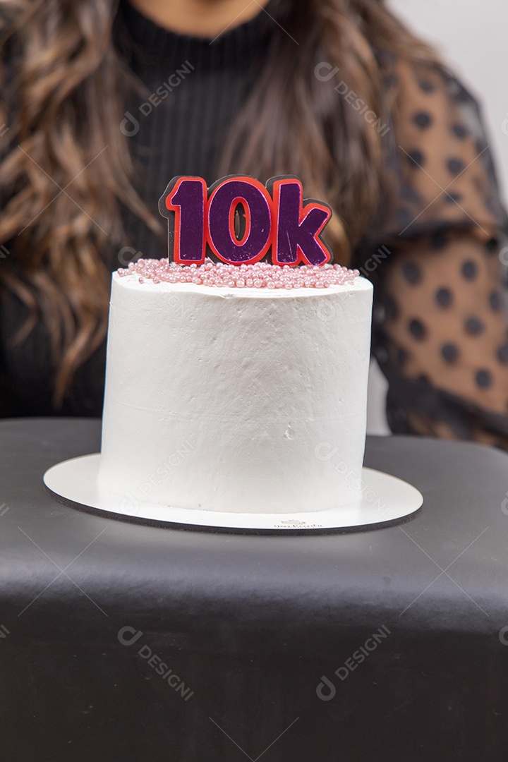 Linda mulher jovem garota aniversariante