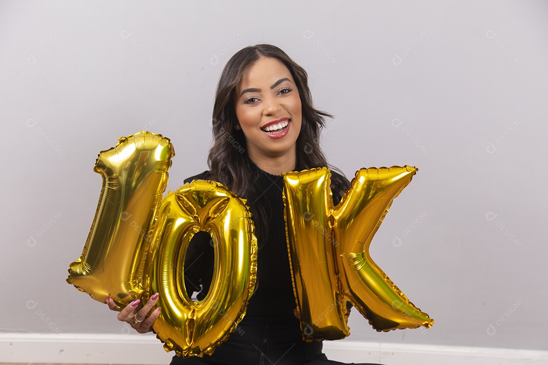 Linda mulher jovem garota aniversariante