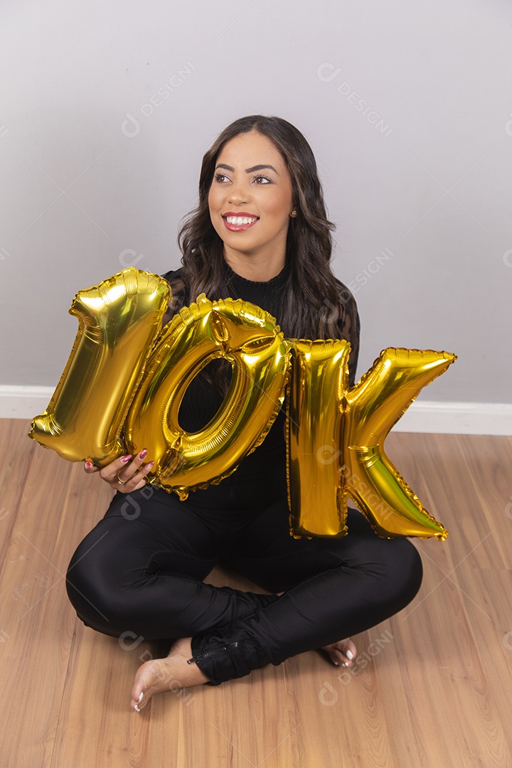 Linda mulher jovem garota aniversariante