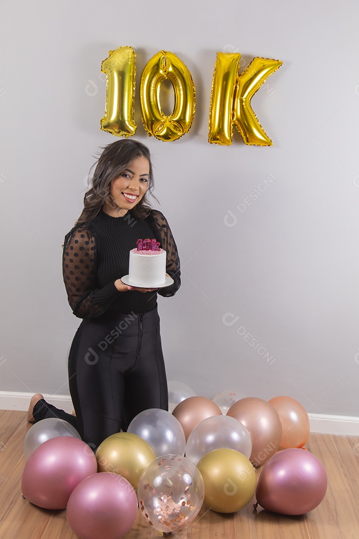 Linda mulher jovem garota aniversariante