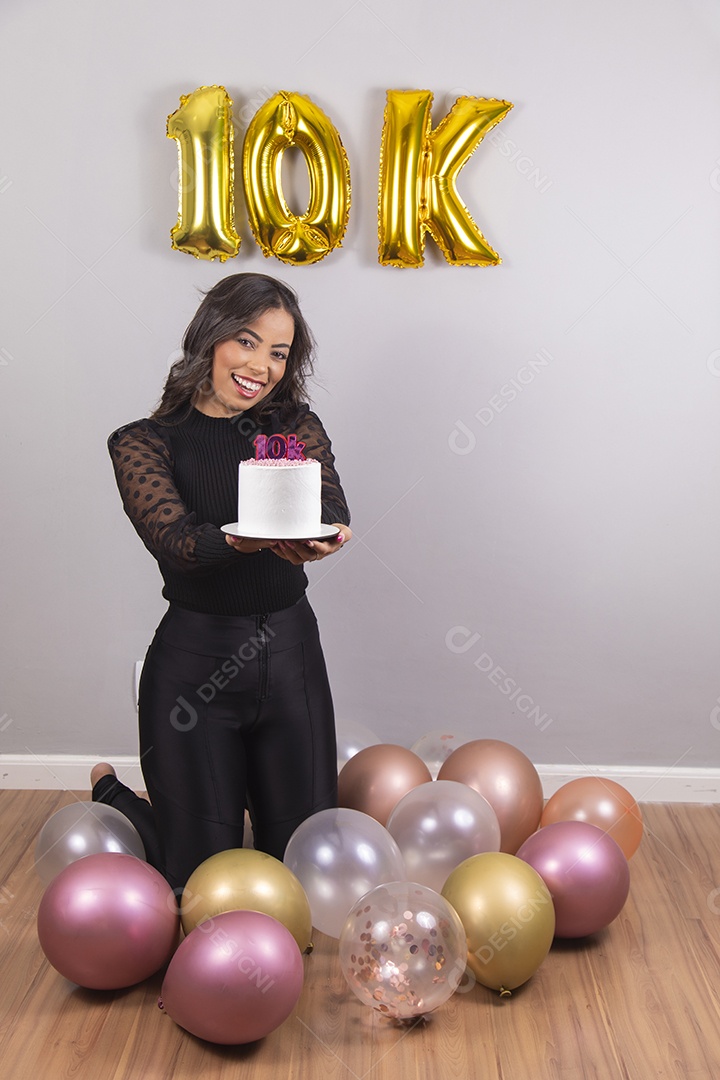 Linda mulher jovem garota aniversariante