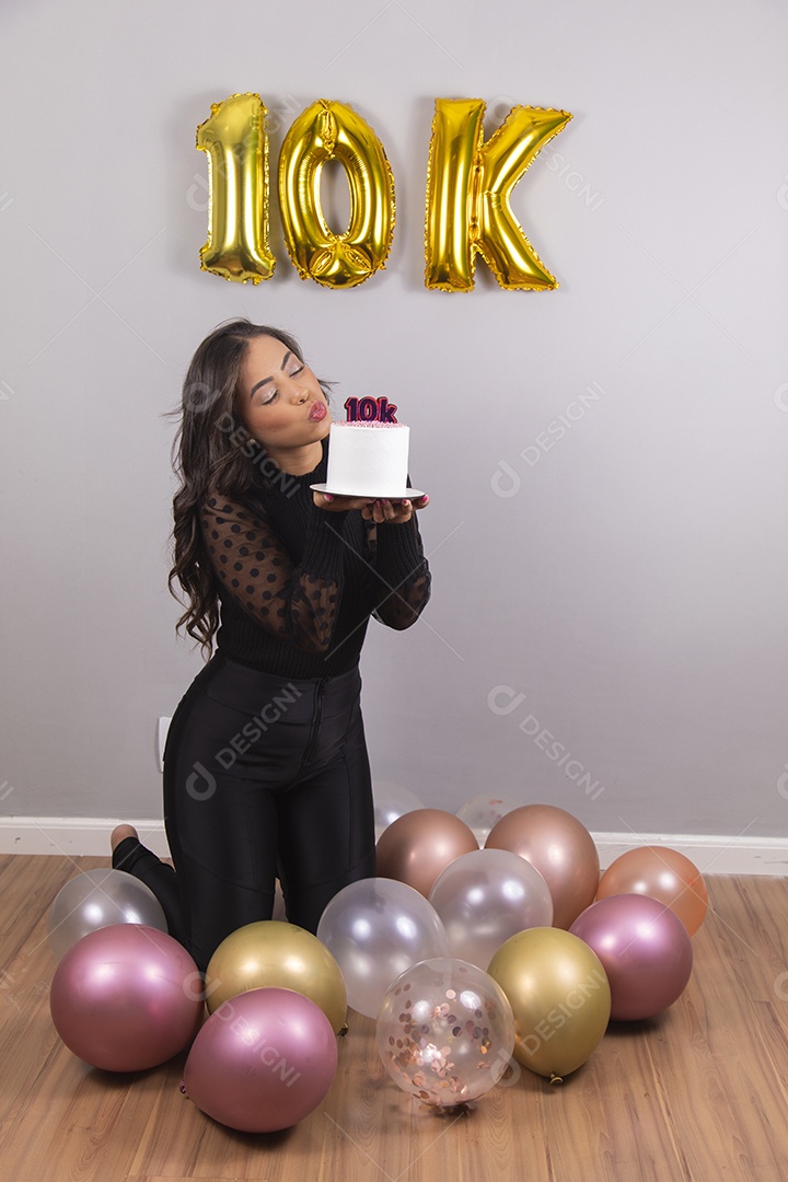 Linda mulher jovem garota aniversariante