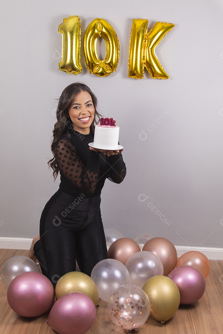 Linda mulher jovem garota aniversariante