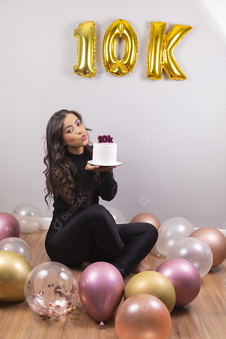 Linda mulher jovem garota aniversariante