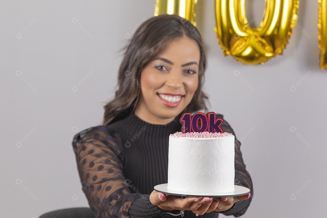 Linda mulher jovem garota aniversariante