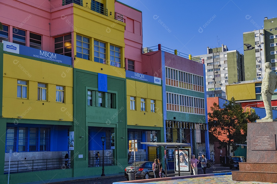 Lindo edifício sobre um local bem localizado sobre avenida da cidade